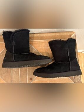 UGG Classic Cuff Mini Ankle Boot Black Suede Women’s Bootie Size 9.5
